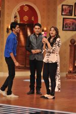 Sonakshi Sinha, Kapil Sharma on the sets of Comedy Nights with Kapil in Mumbai on 4th Dec 2013 (126)_52a01e320b4c7.JPG