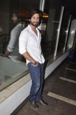 Shahid Kapoor meets fans for Promoting R Rajkumar in Mumbai on 6th Dec 2013 (32)_52a311803cfd4.JPG
