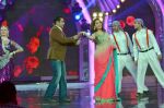 Madhuri Dixit, Salman Khan promote Dedh Ishqiya on the sets of Bigg Boss 7 in Lonavla, Mumbai on 7th Dec 2013 (54)_52a4009f6db8b.JPG