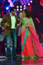Madhuri Dixit, Salman Khan promote Dedh Ishqiya on the sets of Bigg Boss 7 in Lonavla, Mumbai on 7th Dec 2013 (56)_52a4009fb9c93.JPG