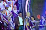 Madhuri Dixit, Salman Khan promote Dedh Ishqiya on the sets of Bigg Boss 7 in Lonavla, Mumbai on 7th Dec 2013 (62)_52a4010f5b96a.JPG
