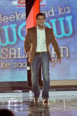 Salman Khan on the sets of Bigg Boss 7 in Lonavla, Mumbai on 7th Dec 2013 (109)_52a400a7decac.JPG