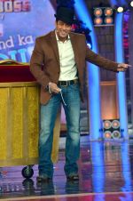 Salman Khan on the sets of Bigg Boss 7 in Lonavla, Mumbai on 7th Dec 2013 (129)_52a400aec8cf5.JPG