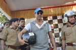 Akshay Kumar at helmet awareness event in BCK, Mumbai on 8th Dec 2013 (27)_52a557cf36119.JPG