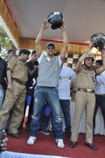 Akshay Kumar at helmet awareness event in BCK, Mumbai on 8th Dec 2013 (30)_52a557d224699.JPG