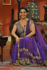 Madhuri Dixit promote Dedh Ishqiya on the sets of Comedy Nights with Kapil in Filmcity, Mumbai on 13th Dec 2013 (114)_52ac325d94fed.JPG