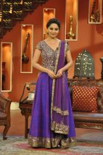 Madhuri Dixit promote Dedh Ishqiya on the sets of Comedy Nights with Kapil in Filmcity, Mumbai on 13th Dec 2013 (117)_52ac3260e1afd.JPG