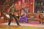 Madhuri Dixit promote Dedh Ishqiya on the sets of Comedy Nights with Kapil in Filmcity, Mumbai on 13th Dec 2013 (65)_52ac32367106a.JPG