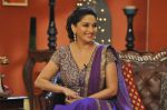 Madhuri Dixit promote Dedh Ishqiya on the sets of Comedy Nights with Kapil in Filmcity, Mumbai on 13th Dec 2013 (76)_52ac323bee813.JPG