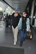Akshay kumar and Twinkle Khanna snapped at the airport as they arrive from Casablanca on 16th Dec 2013 (13)_52afec138d309.JPG
