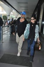 Akshay kumar and Twinkle Khanna snapped at the airport as they arrive from Casablanca on 16th Dec 2013 (14)_52afebe123798.JPG