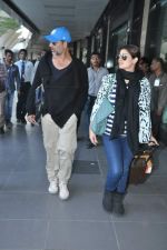 Akshay kumar and Twinkle Khanna snapped at the airport as they arrive from Casablanca on 16th Dec 2013 (21)_52afebe281058.JPG