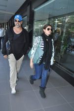 Akshay kumar and Twinkle Khanna snapped at the airport as they arrive from Casablanca on 16th Dec 2013 (27)_52afebe3369ad.JPG