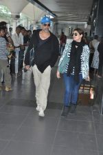 Akshay kumar and Twinkle Khanna snapped at the airport as they arrive from Casablanca on 16th Dec 2013 (4)_52afebdf3bb00.JPG