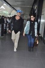 Akshay kumar and Twinkle Khanna snapped at the airport as they arrive from Casablanca on 16th Dec 2013 (9)_52afec12d77dd.JPG