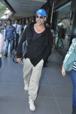 Akshay kumar snapped at the airport as they arrive from Casablanca on 16th Dec 2013 (2)_52afebe4035ca.JPG