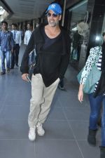Akshay kumar snapped at the airport as they arrive from Casablanca on 16th Dec 2013 (3)_52afebe459419.JPG