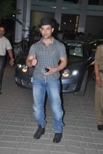 Aamir Khan snapped leaving private jet in Mumbai on 17th Dec 2013 (7)_52b1480bbb893.JPG