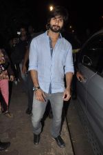 Shahid Kapoor snapped at Olive on 17th Dec 2013 (34)_52b1425e56955.JPG