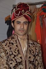 Rafi Mailk at Wedding sequence preparations for TV serial Desh Ki Beti Nandini in Riyaz Ganji store, Juhu on 18th Dec 2013 (25)_52b2c649932e2.JPG