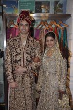 Rafi Mailk, Keerti Nagpure at Wedding sequence preparations for TV serial Desh Ki Beti Nandini in Riyaz Ganji store, Juhu on 18th Dec 2013 (29)_52b2c64b9f283.JPG