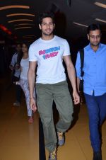 Sidharth Malhotra at Hasee Toh Phasee promotions in Cinemax, Mumbai on 19th Dec 2013 (52)_52b3af02a9be7.JPG