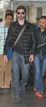 Hrithik Roshan returns from USA post medical check-up and Split with Sussanne news in Mumbai on 20th Dec 2013 (2)_52b5051e81a78.JPG