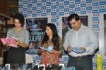 Kangana Ranaut Unveils Vibha Singh_s Book A Convenient Culprit in Mumbai on 23rd Dec 2013 (13)_52b935c4d916e.JPG