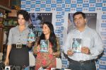 Kangana Ranaut Unveils Vibha Singh_s Book A Convenient Culprit in Mumbai on 23rd Dec 2013 (15)_52b935c6e9a25.JPG