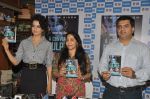 Kangana Ranaut Unveils Vibha Singh_s Book A Convenient Culprit in Mumbai on 23rd Dec 2013 (17)_52b935c90565d.JPG