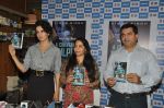 Kangana Ranaut Unveils Vibha Singh_s Book A Convenient Culprit in Mumbai on 23rd Dec 2013 (18)_52b935c9f12bb.JPG