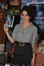 Kangana Ranaut Unveils Vibha Singh_s Book A Convenient Culprit in Mumbai on 23rd Dec 2013 (19)_52b935caec6e2.JPG