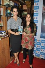 Kangana Ranaut Unveils Vibha Singh_s Book A Convenient Culprit in Mumbai on 23rd Dec 2013 (20)_52b935cc50578.JPG