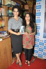 Kangana Ranaut Unveils Vibha Singh_s Book A Convenient Culprit in Mumbai on 23rd Dec 2013 (5)_52b92a0be61d9.JPG