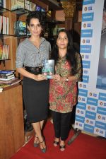 Kangana Ranaut Unveils Vibha Singh_s Book A Convenient Culprit in Mumbai on 23rd Dec 2013 (6)_52b92a06bd033.JPG
