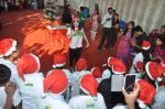 Lauren Gottlieb joined the children as a Santa enhancing their festive spirit in Mumbai on 24th Dec 2013 (8)_52ba54a70515d.JPG