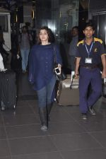 Alia Bhatt snapped at the airport as they return after New year in Mumbai on 1st Jan 2014 (13)_52c503c81afc9.JPG