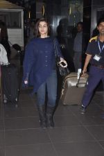 Alia Bhatt snapped at the airport as they return after New year in Mumbai on 1st Jan 2014 (14)_52c503c8705ef.JPG