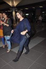Alia Bhatt snapped at the airport as they return after New year in Mumbai on 1st Jan 2014 (17)_52c503c9982e8.JPG