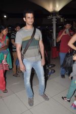 Sharman Joshi snapped at the airport as they return after New year in Mumbai on 1st Jan 2014 (78)_52c50429d3c44.JPG