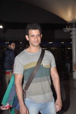 Sharman Joshi snapped at the airport as they return after New year in Mumbai on 1st Jan 2014 (79)_52c5043a9e4c1.JPG
