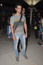 Sharman Joshi snapped at the airport as they return after New year in Mumbai on 1st Jan 2014 (83)_52c5042b4b4e3.JPG