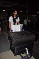 Arjun Rampal snapped at airport in Mumbai on 3rd Jan 2014 (30)_52c7ac7aebf6c.JPG