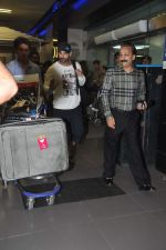 John Abraham, Baba Siddique arrived at airport in Mumbai on 3rd Jan 2014 (83)_52c7abe2e7729.JPG