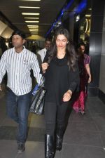 Deepika Padukone arrive from NY in Mumbai Airport on 6th Jan 2014 (26)_52cc029e69060.JPG