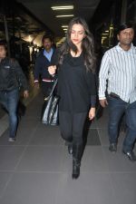 Deepika Padukone arrive from NY in Mumbai Airport on 6th Jan 2014 (31)_52cc02a06de38.JPG