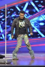 Salman Khan promote Jai Ho on the sets of Nach Baliye 6 in Filmistan, Mumbai on 7th Jan 2014 (101)_52cd34fd2dee8.JPG