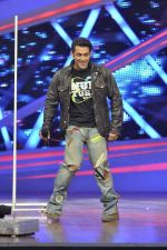 Salman Khan promote Jai Ho on the sets of Nach Baliye 6 in Filmistan, Mumbai on 7th Jan 2014 (103)_52cd34feca90b.JPG