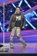 Salman Khan promote Jai Ho on the sets of Nach Baliye 6 in Filmistan, Mumbai on 7th Jan 2014 (106)_52cd3501a31c1.JPG