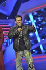 Salman Khan promote Jai Ho on the sets of Nach Baliye 6 in Filmistan, Mumbai on 7th Jan 2014 (48)_52cd34eb6a4ac.JPG